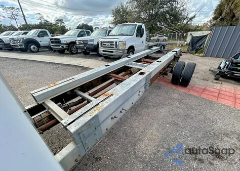 2011 Ford Econoline E450 Super Duty Cutaway Van z USA, uszkodzony, nr VIN 1FDXE4FS7BDA96555